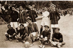 1910-Equip-de-futbol-del-Club-Deportiu-en-un-partit-a-lexvelodrom-el-1910.