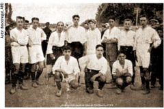 1913-Un-dels-primers-equips-de-futbol-del-Club-Deportiu-el-1913.